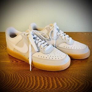 Nike Low-Top Sneakers in White with Gum Sole
